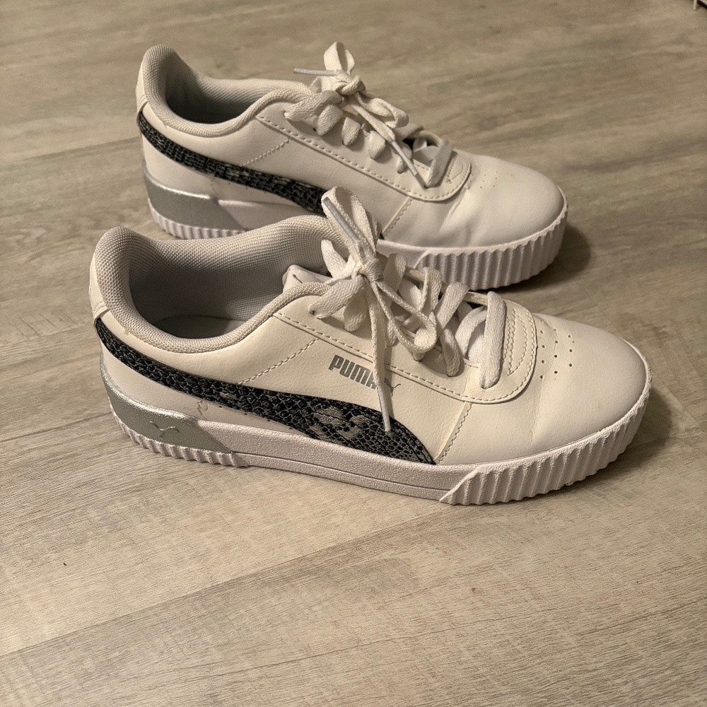 PUMA CARINA UNTAMED SNAKESKIN WOMEN’S SNEAKER